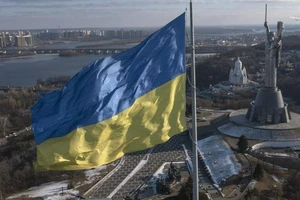 Quốc kỳ Ukraine bay trên thủ đô Kiev.