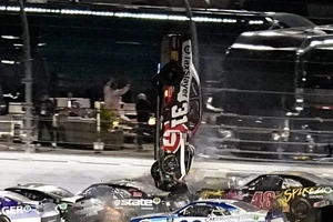 Chiếc xe của Myatt Snider bị hất tung lên trời trong vụ va chạm kinh hoàng xảy ra hôm 19-2.