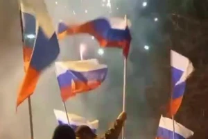 Người dân Donetsk và Lugansk cầm trên tay quốc kỳ Nga và đổ xuống đường để ăn mừng sự công nhận của Nga.
