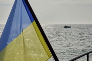 2 tàu dân sự chở hàng của Nga đã bị tên lửa Ukraine bắn trúng khi đang di chuyển trên biển Azov hôm 24-2.