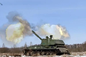 Pháo binh Nga khai hỏa trong cuộc tập trận quân sự ở Belarus, ngày 15-2.