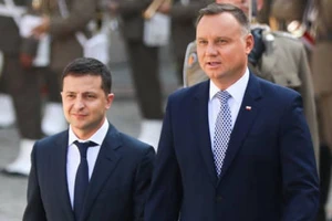 Tổng thống Ukraine Volodymyr Zelensky đến thăm người đồng cấp Ba Lan Andrzej Duda ở Warsaw.