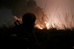 Một binh sĩ Ukraine đứng canh gác tại căn cứ không quân Vasylkiv ở thủ đô Kiev vào ngày 27-2. 