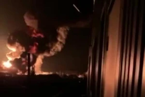 Kho chứa dầu ở TP Vasilkov, Ukrainem đang chìm trong biển lửa.