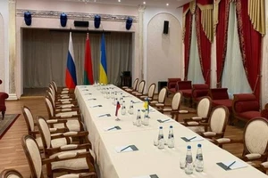 Bộ Ngoại giao Belarus công bố hình ảnh bàn đàm phán giữa Ukraine và Nga đã được chuẩn bị sẵn sàng.