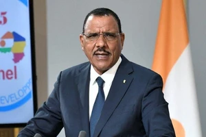Tổng thống Niger Mohamed Bazoum có bài phát biểu tại Paris, Pháp vào tháng 7-2021.