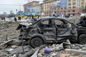 Quang cảnh quảng trường bên ngoài tòa thị chính ở Kharkiv, Ukraine, sau cuộc pháo kích của Nga.