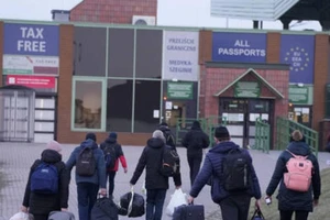 Người dân Ukraine đi bộ tới một cửa khẩu ở Medyka, Ba Lan, vào ngày 3-3.