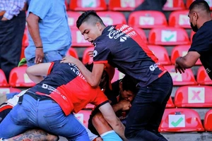 Một vụ ẩu đả kinh hoàng đã nổ ra giữa cổ động viên 2 đội Queretaro và Atlas tại giải vô địch quốc gia Mexico.