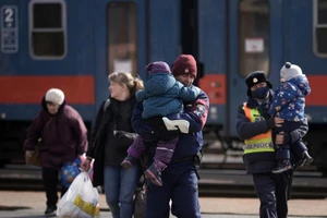 Người tị nạn Ukraine đến ga xe lửa Zahony ở Hungary.