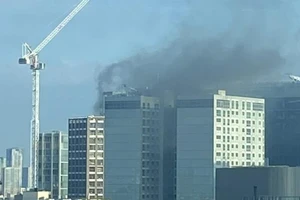 Khói bốc lên nghi ngút từ tòa nhà đang bốc cháy ở London, Anh, ngày 7-3.