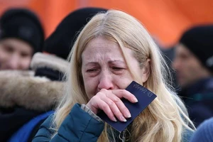 Một phụ nữ Ukraine khóc khi đến bến phà tại cửa khẩu Isaccea-Orlivka, Romania, ngày 7-3.