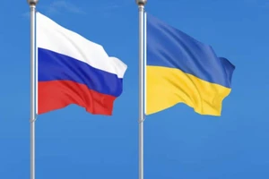 Quốc kỳ Nga (trái) và quốc kỳ Ukraine (phải).