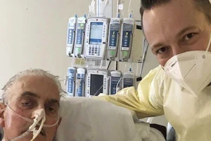 Ông David Bennett, người đầu tiên được cấy ghép tim lợn, chụp hình cùng con trai sau ca phẫu thuật "đầy đột phá".