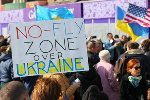 Người dân Mỹ xuống đường biểu tình kêu gọi thiết lập vùng cấm bay ở Ukraine.