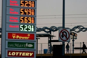 Ngay sau khi Tổng thống Biden ban lệnh cấm nhập khẩu dầu từ Nga, giá xăng ở Mỹ đã tăng vọt, đạt mức cao kỷ lục 5 USD/gallon.