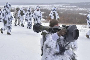 Binh sĩ Ukraine tập trận với tên lửa chống tăng NLAW tại bãi tập ở TP Yavorov, ngày 28-1.