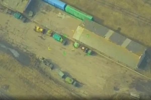 Máy bay không người lái Nga nhắm mục tiêu và tấn công vào xe bọc thép của quân đội Ukraine. Ảnh: RT