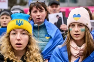 Người dân biểu tình kêu gọi Nga chấm dứt chiến dịch quân sự của mình ở Ukraine.