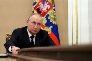 `Tổng thống Nga Vladimir Putin tham dự cuộc họp với các thành viên chính phủ ở Moscow, Nga, vào ngày 10-3.