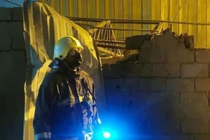 Binh sĩ Saudi Arabia có mặt tại nhà máy khử muối Al-Shaqeeq vừa bị nhóm phiến quân Houthi tấn công vào ngày 20-3.