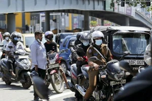 Người dân xếp hàng chờ đổ xăng tại một trạm nhiên liệu của Tập đoàn Dầu khí Ceylon ở Colombo, Sri Lanka, ngày 24-2.