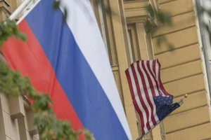 Quốc kỳ Nga và quốc kỳ Mỹ treo bên ngoài Đại sứ quán Mỹ tại Moscow, Nga.