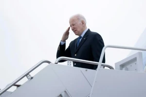Tổng thống Joe Biden lên máy bay chuẩn bị rời Mỹ đến châu Âu vào ngày 23-3.