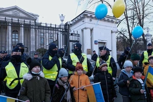 Người dân tham gia một cuộc biểu tình phản đối trước Đại sứ quán Nga ở thủ đô Warsaw vào ngày 12-3.