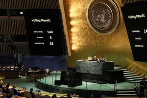 Kết quả bỏ phiếu được hiển thị trên màn hình trong phiên họp đặc biệt của Đại hội đồng Liên Hợp Quốc về chiến dịch quân sự Nga ở Ukraine vào ngày 24-3.