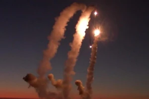 Tàu chiến Nga bắn 4 quả tên lửa hành trình Kalibr.