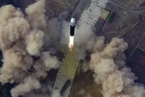 Hình ảnh vụ phóng tên lửa Hwasong-17 được các hãng truyền thông Triều Tiên công bố vào ngày 25-3.