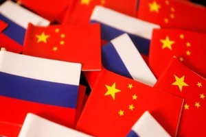 Quốc kỳ Trung Quốc và quốc kỳ Nga.