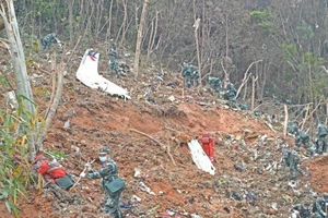 Lực lượng cứu hộ đang tìm kiếm những mảnh vỡ của chiếc Boeing 737-800 của China Eastern Airlines bị rơi hôm 21-3.