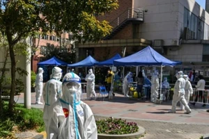 Nhân viên y tế thiết lập các trạm xét nghiệm tại TP Thượng Hải, Trung Quốc.