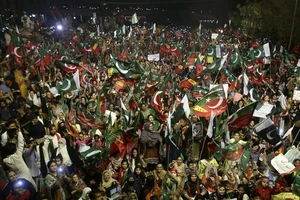 Những người ủng hộ Thủ tướng bị phế truất Imran Khan xuống đường biểu tình ở Karachi, Pakistan vào ngày 10-4.