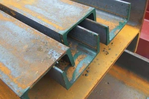 Cảnh sát Ấn Độ đang truy lùng một băng nhóm đã phá dỡ và ăn trộm một cây cầu sắt dài 18 m.