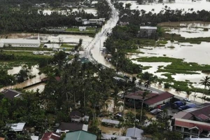 Đường phố và những ngôi nhà tại tỉnh Leyte, miền nam Philippines, bị nhấn chìm trong làn nước lũ sau khi cơn bão nhiệt đới Megi đổ bộ vào nước này vào ngày 11-4.