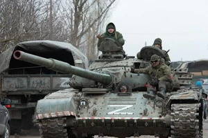 Quân đội Ukraine tuần tra trên xe tăng.