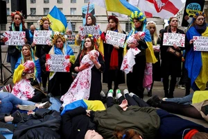 Người dân Anh biểu tình ủng hộ Ukraine và phản đối các vụ thảm sát ở Bucha ở London, ngày 9-4.