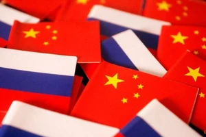 Quốc kỳ Nga và quốc kỳ Trung Quốc.