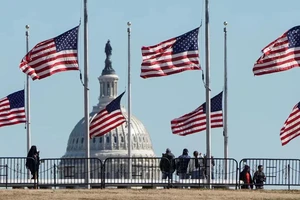 Người dân Mỹ đứng tại Đài tưởng niệm Washington để tưởng nhớ 500.000 người đã qua đời vì COVID-19 vào ngày 24-2-2021.