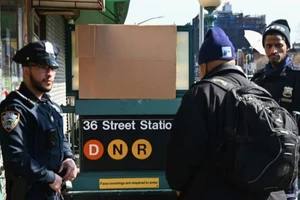 Lực lượng cảnh sát tuần tra gắt gao tại ga tàu xảy ra vụ xả súng.