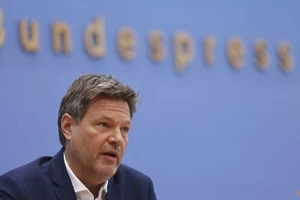 Phó Thủ tướng kiêm Bộ trưởng Kinh tế và Bảo vệ khí hậu Đức Robert Habeck phát biểu tại một cuộc họp báo tại Berlin, ngày 6-4