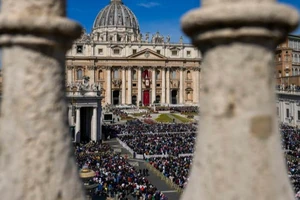 Hàng chục nghìn người tụ hội tại quảng trường St. Peter để tham dự thánh lễ Phục sinh hôm 17-4.