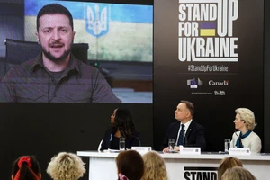 Tổng thống Ukraine Volodymyr Zelensky tham gia cuộc họp với với Chủ tịch Ủy ban Châu Âu Ursula von der Leyen và Tổng thống Ba Lan Andrzej Duda, ngày 9-4.