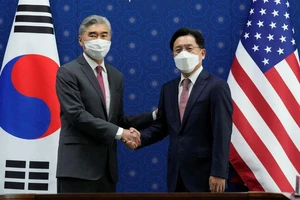 Đặc phái viên về hòa bình và an ninh trên bán đảo Triều Tiên của Hàn Quốc, ông Noh Kyu-duk (phải) bắt tay Đặc phái viên Mỹ về Triều Tiên Sung Kim (trái) tại Seoul.