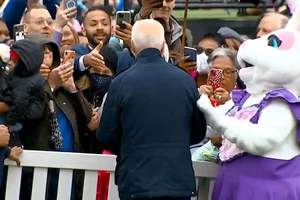  Chú thỏ Phục sinh xuất hiện lần thứ 2 và đưa Tổng thống Joe Biden khỏi một đám đông.