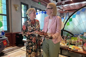 Tổng Lãnh sự Úc tại TP Hồ Chí Minh Sarah Hooper (phải) cùng Ủy viên Thương mại và Đầu tư cấp cao Rebecca Ball (trái).