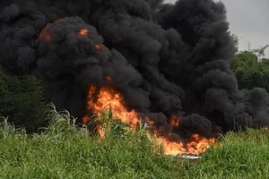 Lửa bốc lên dữ dội từ một đường ống dẫn dầu bị vỡ do bị kẻ trộm dầu phá hoại ở Lagos, Nigeria, ngày 5-12-2019. 